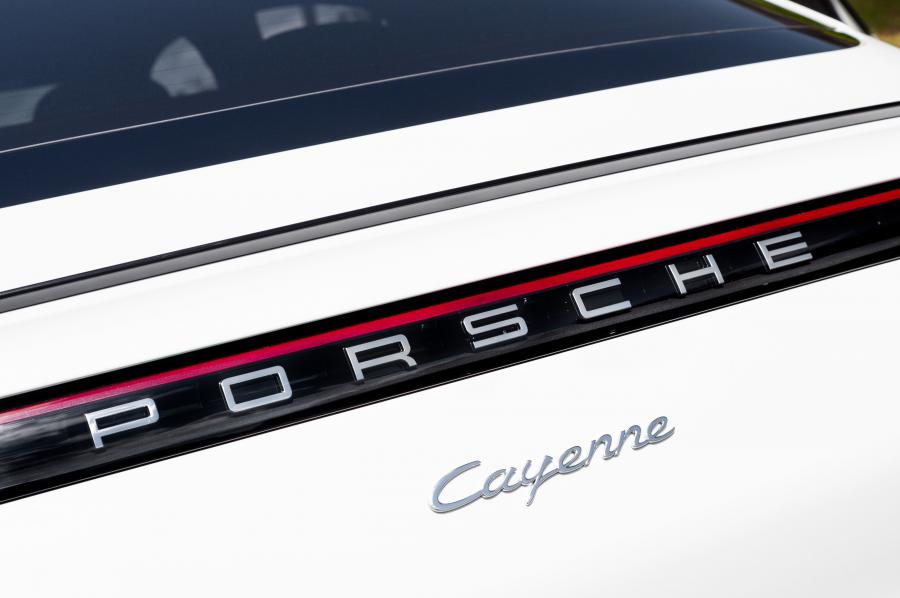 Логотип Porsche Cayenne Coupe 2019 года  (WW) (фото 2 из 41)